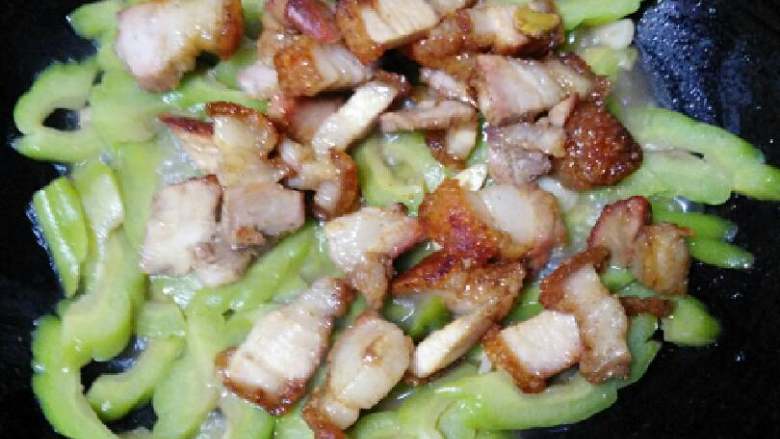烧肉炒凉瓜,把烧肉扣在凉瓜上面,盖上盖子,凉瓜煮软了,期间要翻炒几次