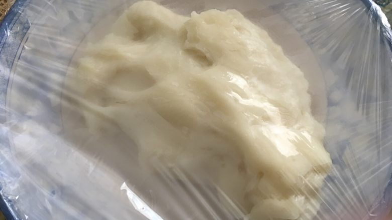 芒果糯米糍,糯米熟了弄出放到别的盘里、用保鲜膜封好,避免外层干