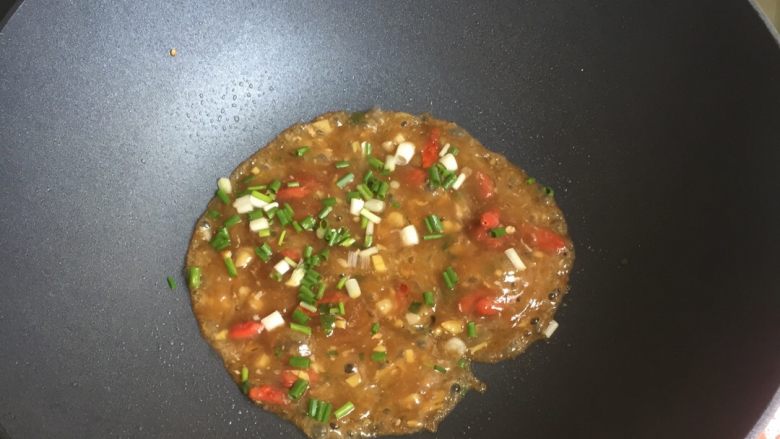 苦瓜酿肉,撒入葱花，关火