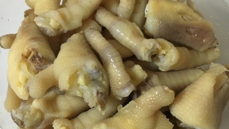 泡椒凤爪,把<a style='color:red;display:inline-block;' href='/shicai/ 89'>鸡爪</a>切成小块，把<a style='color:red;display:inline-block;' href='/shicai/ 89'>鸡爪</a>的指甲剪掉，冷水放入几片姜少许<a style='color:red;display:inline-block;' href='/shicai/ 718'>料酒</a>煮上十分钟到十五分钟，有些人喜欢先煮后切都可以，煮好后捞出洗净放入冰水中浸泡一会儿