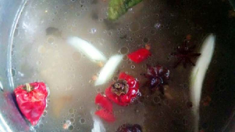 猪手墨鱼养生汤,倒入足够多的开水,先大火煮开十分钟,再小火慢炖三个小时
