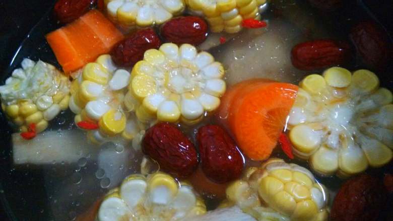 鲜美鸡汤,把所有的材料和鸡肉都放高压锅里,加入适量清水,加入盐,<a style='color:red;display:inline-block;' href='/shicai/ 37'>姜</a>片盖上盖子按煲汤键煮。