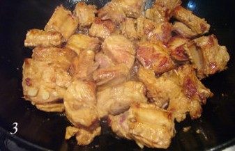 糖醋红枣排骨,将排骨四面都煎至发白,再用锅铲进行翻炒,以使排骨的油被充分煎出来,表面微微发黄。