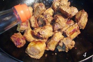 糖醋红枣排骨,倒入米酒后关上锅盖几秒钟,让酒气在锅内蒸发。
