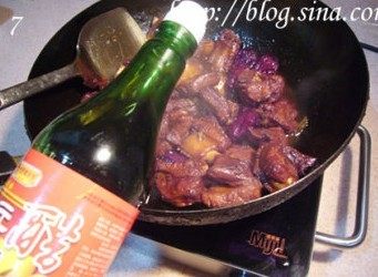 糖醋红枣排骨,待锅内汤汁变得浓稠,加入醋翻炒均匀。