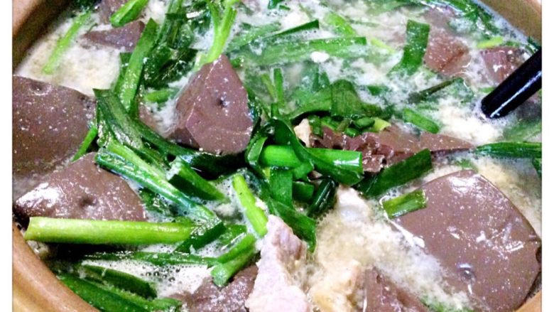 韭菜猪红汤,热锅落油,放姜爆炒,放入沸水或上汤,然后放入猪血,沸腾后放瘦肉片,滚起收火放韭菜,调味就OK了,上台时加入胡椒粉能去腥。