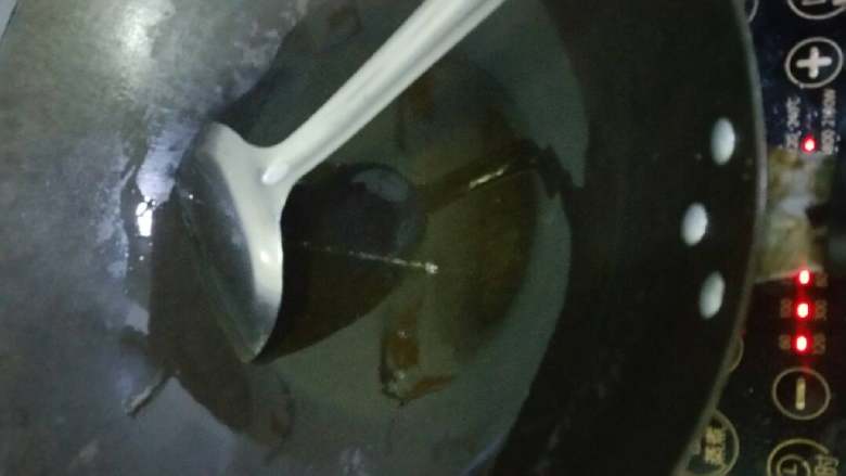 鸡蛋超香肠,开锅，点火，放油