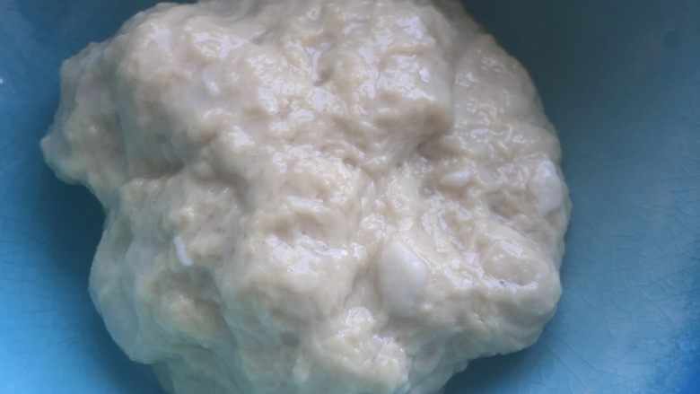 自制凉皮,洗面剩下的那块的东西就是面筋,蒸熟切块,