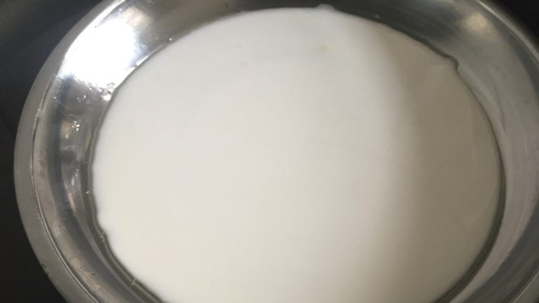 自制凉皮,盘子放入适当面糊 快速摇匀 盖锅盖蒸1-2分钟,放入面糊的多少根据盘子的大小控制,凉皮薄厚根据面糊的多少控制,蒸熟的面皮单独放在另一盘中每张涂熟油不然会粘在一起,要盖上 防止凉皮干巴边儿,