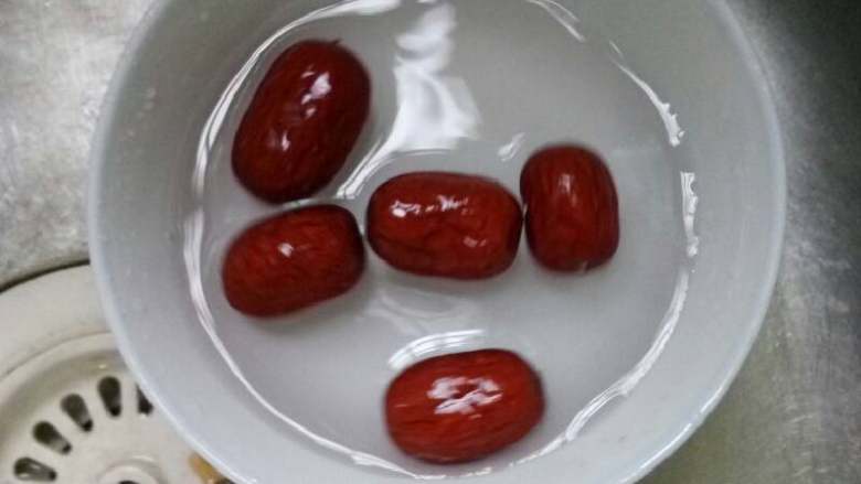 香菇红枣滑鸡,清洗,压扁,切条,去殻