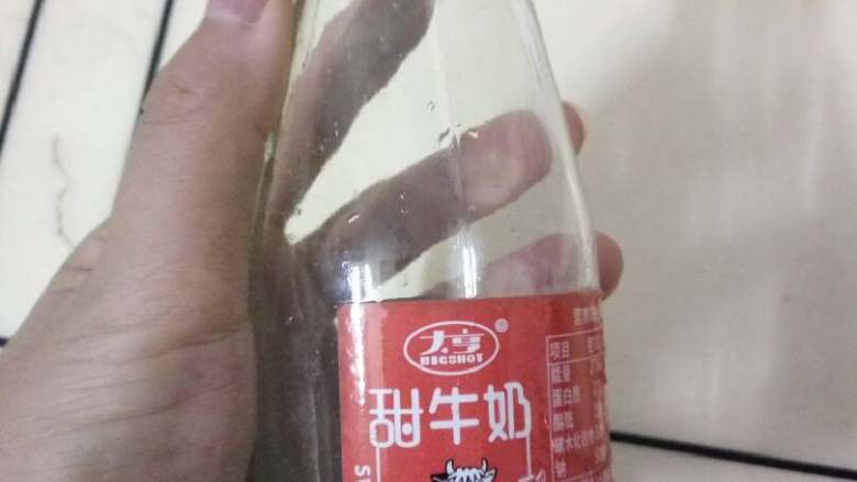 牛奶炖蛋,搅开的鸡蛋加入<a style='color:red;display:inline-block;' href='/shicai/ 147988'>甜牛奶</a>再搅伴，搅拌后去泡沫，用保鲜纸封住用牙龈扎几个透气孔，水烧开，放锅里炖十分钟（用漏筛会更滑）