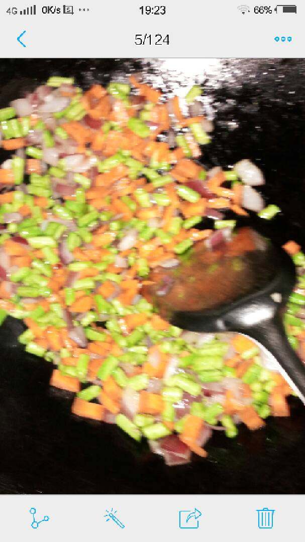 腊肠闷饭,胡萝卜,豆角同时下锅和洋葱一起翻炒至六层熟