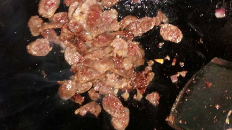 腊肠闷饭,另起锅下腊肠炒岀油,然后把炒好的食材一起下锅翻炒均匀
