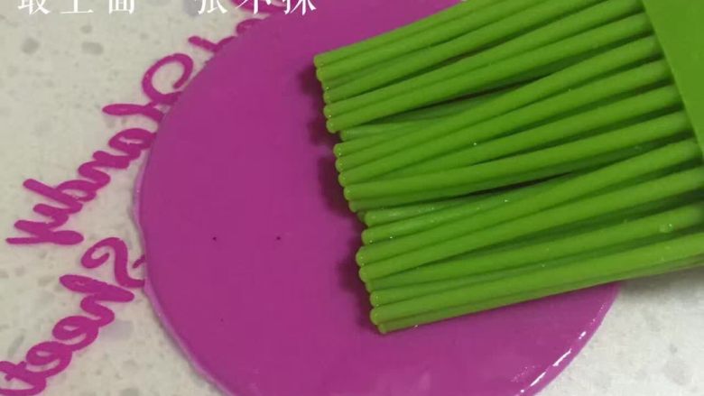 彩色卷饼,切好的圆形一次抹油摞起来,最下面一张双面抹油,最上面一张不抹油。