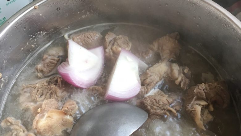 清炖羊肉+萝卜,撇好沫子倒入盐和切好的洋葱关小火慢炖,盖上锅盖炖到肉烂熟(这里盐可以多放一些好让肉入味,但是不能过了)