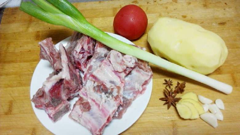 土豆炖排骨,土豆比较大顶两个了~备好食材~