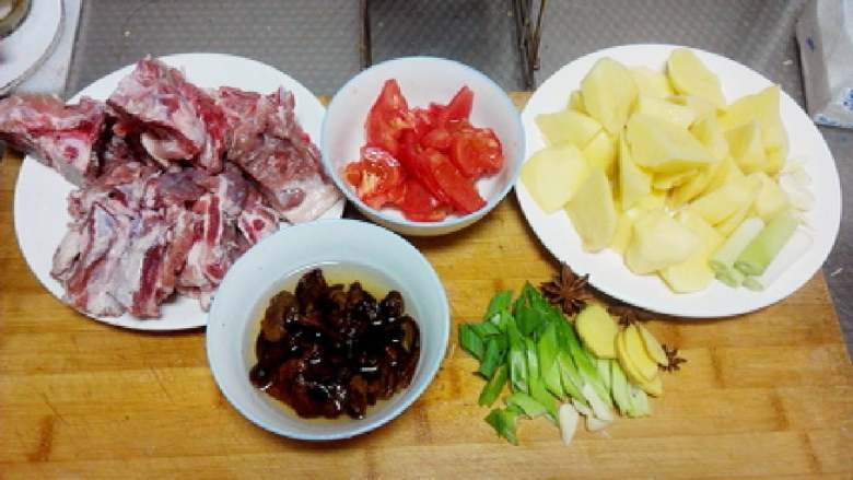 土豆炖排骨,切好菜码~泡了点榛蘑一起炖~