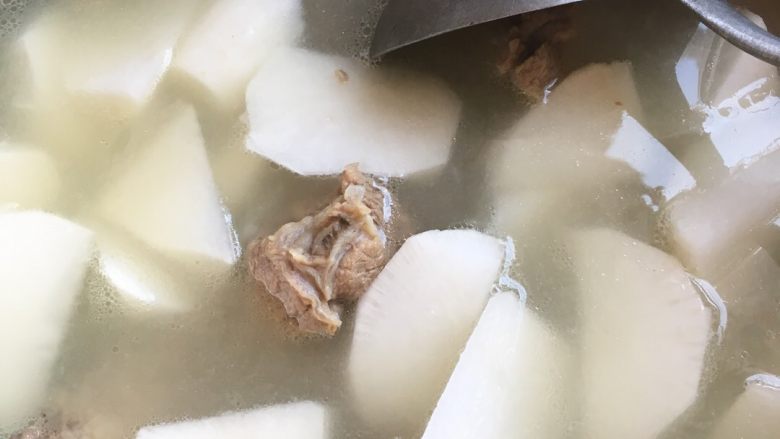 清炖羊肉+萝卜,羊肉炖烂熟了,再锅里再加入些水,烧开以后羊肉汤也可以喝了,(以自己口味为准,太咸的汤不好喝,)喜欢吃萝卜的可以加些<a style='color:red;display:inline-block;' href='/shicai/ 26'>白萝卜</a>块一起熬