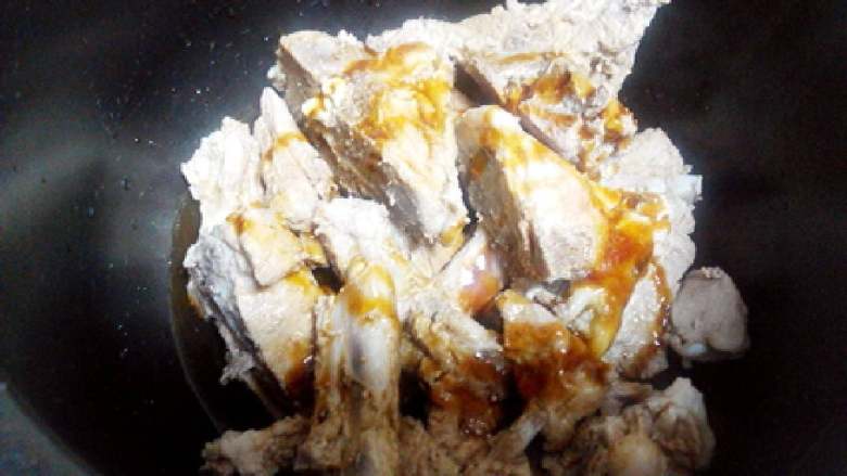 土豆炖排骨,排骨放炖锅里酱油醋,盐,腌制着先~
