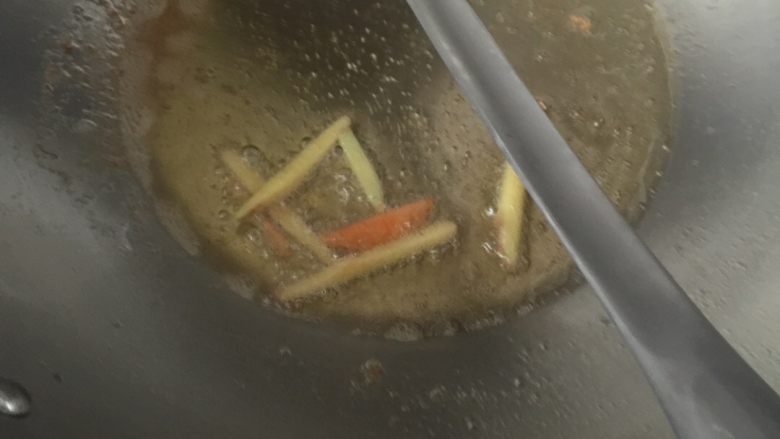 糖醋菊花鱼,把炸鱼的油,留一些油,边香姜