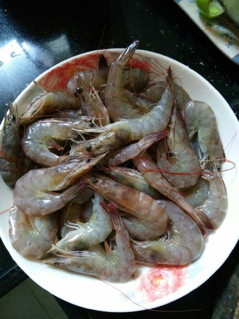 爆炒基围虾,虾子洗干净(要搓一搓,虾子没洗干净壳有一层滑滑的)沥干水份!