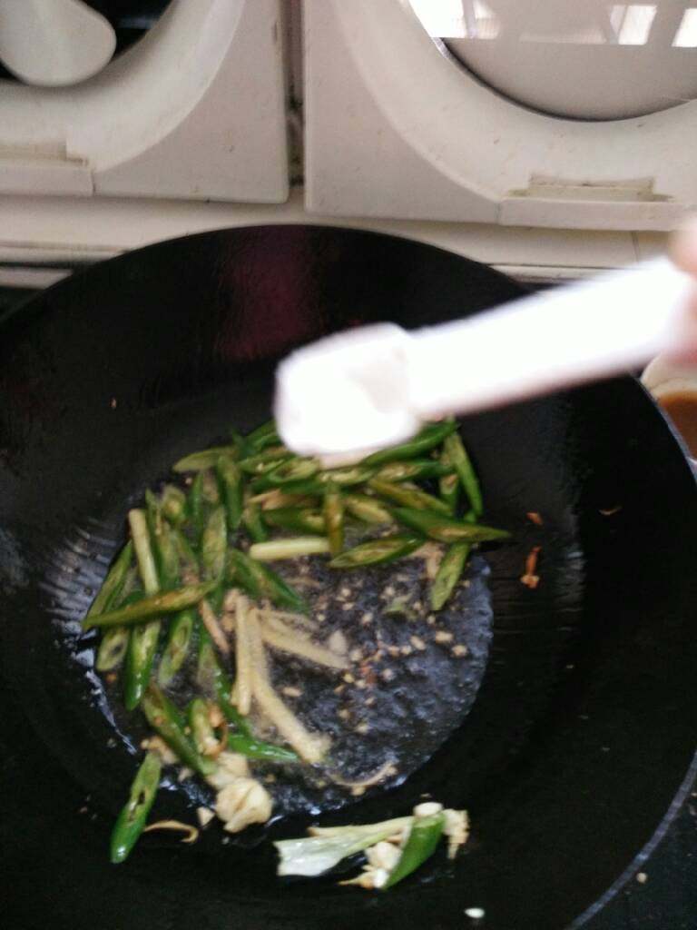 爆炒基围虾,锅内放油,放入蒜,姜,葱段,青椒炒香。放入少许盐