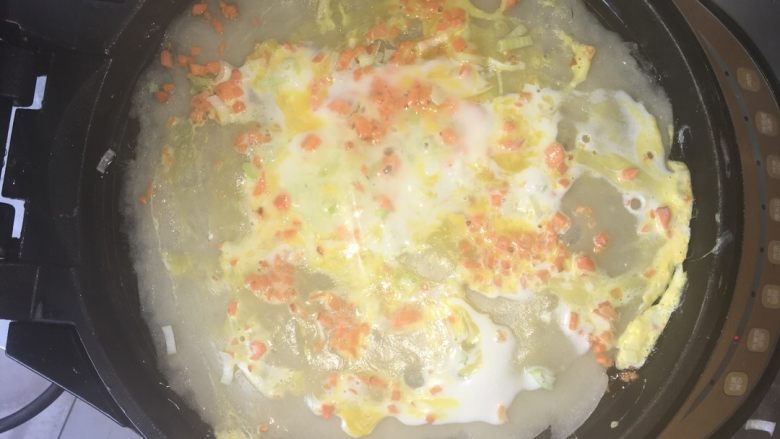 家常鸡蛋饼,等饼熟的差不多时放一个鸡蛋在上面,用木铲铲碎均匀的铺在饼面上,继续等到鸡蛋熟的差不多了,用木铲吧饼翻个面!