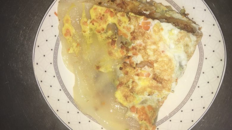家常鸡蛋饼,等到下面鸡蛋也熟了以后就可以断电了,用铲子划个十字,就可以摞在一起装盘了!美味的鸡蛋饼就完成了