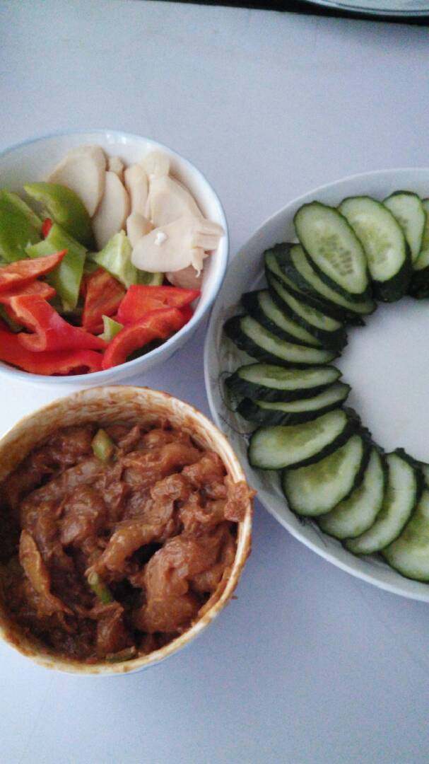 青红椒炒鸡脯肉,各种食材洗净:<a style='color:red;display:inline-block;' href='/shicai/ 54'>黄瓜</a>切片摆在盘中;<a style='color:red;display:inline-block;' href='/shicai/ 5885'>鸡脯肉</a>切片加料酒、葱姜蒜、生抽、老抽、盐腌制;青红椒切片备用。