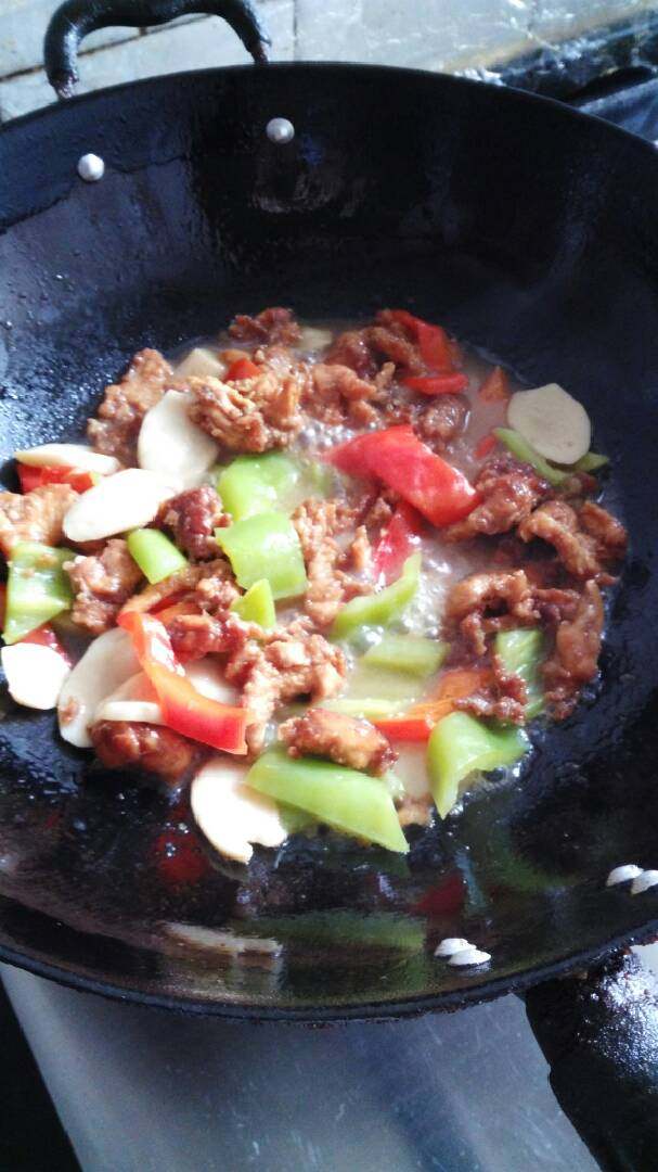 青红椒炒鸡脯肉,起锅，热锅凉油，煸炒鸡脯肉，加入葱姜蒜、料酒，翻炒七成熟，再加入青红椒，继续翻炒成熟，加少许盐和味精，勾欠，加香油即成。