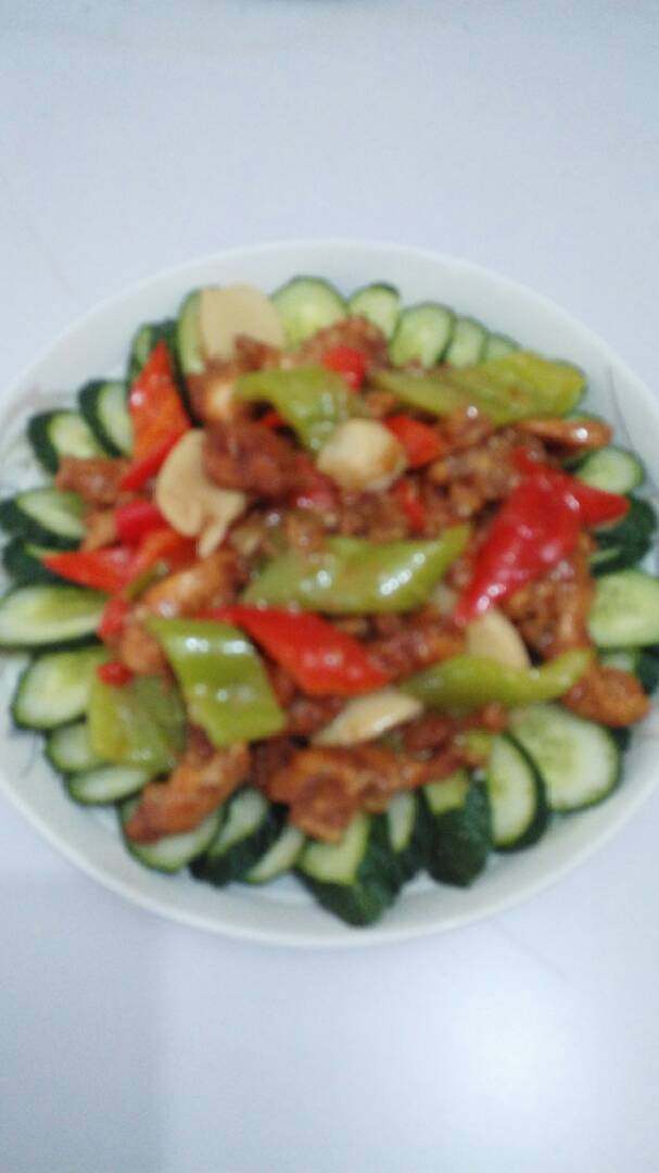 青红椒炒鸡脯肉,成熟后出锅，装盘，0k。