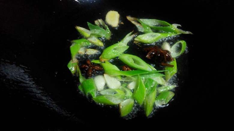 土豆炖排骨,起油锅煸炒葱姜蒜~