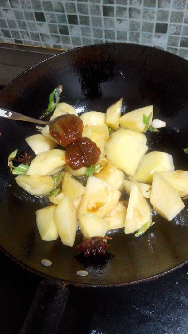 土豆炖排骨,烧土豆~搁一勺豆瓣酱~