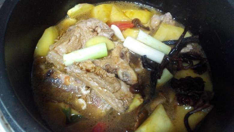 土豆炖排骨,倒入炖锅和排骨汇合~加点水淹没过肉即可~加入葱段姜蒜还有蘑菇~有辣椒的可以放辣椒~油盐酱醋盐~开始炖起来~