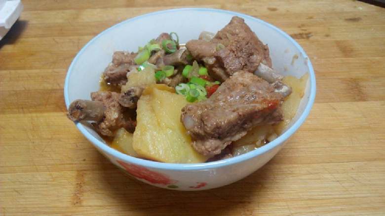 土豆炖排骨,撒上小葱花~完工~