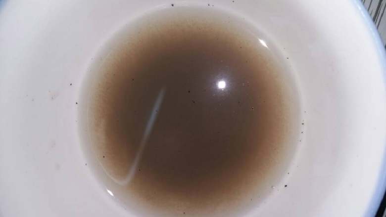 观音豆腐(家乡美食),用2层过滤网过滤待用。(像做豆腐用盐卤一样能起到凝固作用)
