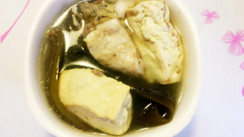 一鱼两吃,等煎完鱼片，鱼头汤也炖好了，盛出即可