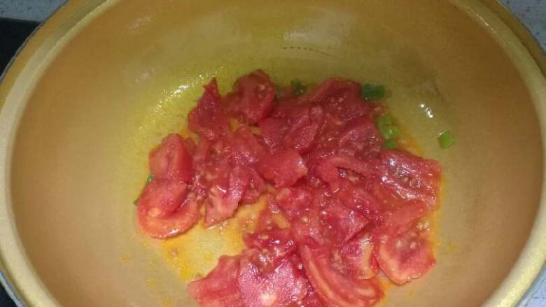 美味疙瘩汤,炒锅烧热加二勺烹调油加热后放入葱花煸出香味,加入西红柿煸炒片刻