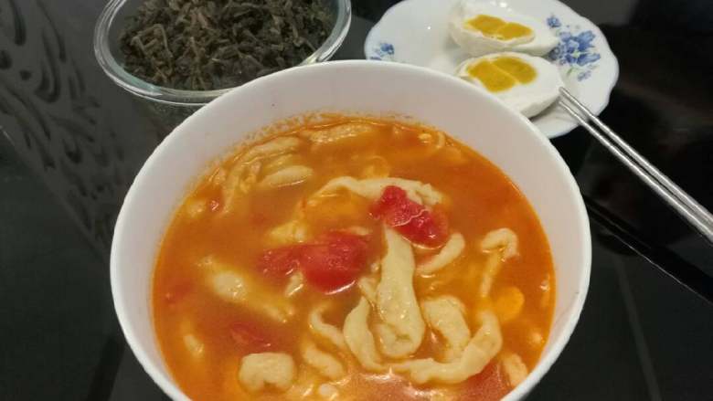 美味疙瘩汤,取碗盛出,完成。剩热吃吧,配上咸鸭蛋,太好吃了。