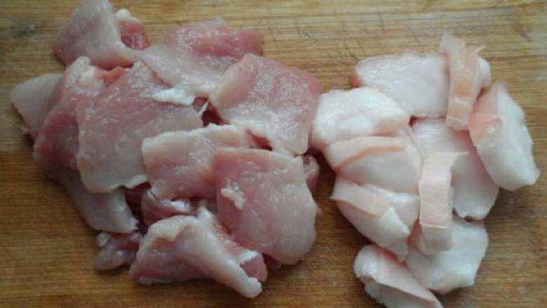 扁刀豆烧肉片,猪肉切薄片,清水入锅煮5分钟,捞出洗净