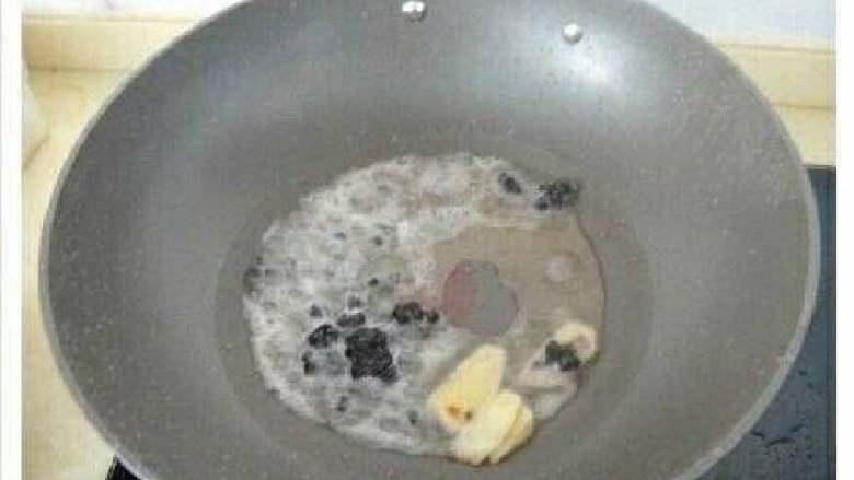 土豆小排骨,锅内留少许的油倒入豆豉,姜片爆香