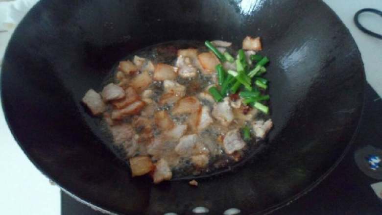 扁刀豆烧肉片,热锅凉油加入葱姜蒜,辣椒,炒香出味,放入肉片爆炒,5分钟后加入扁刀豆,放入盐,继续翻炒五分钟,加入鸡精,蒜末,出锅