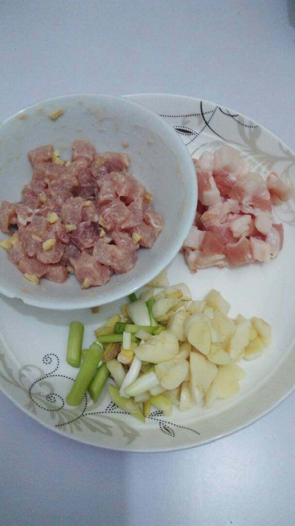 麻酱猪肉茄子凉麺,食材准备:<a style='color:red;display:inline-block;' href='/shicai/ 428'>五花肉</a>切丁(2/3)加葱姜盐料酒腌制3O分钟。