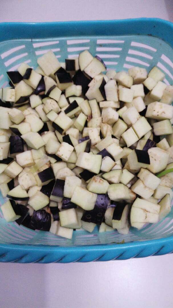 麻酱猪肉茄子凉麺,<a style='color:red;display:inline-block;' href='/shicai/ 58'>茄子</a>切洗净切丁备用。