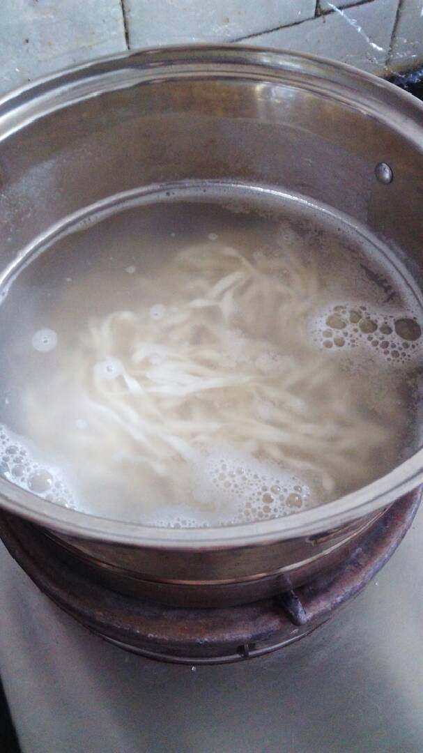 麻酱猪肉茄子凉麺,起锅注水烧开，下麺条成熟，捞出过晾凉。