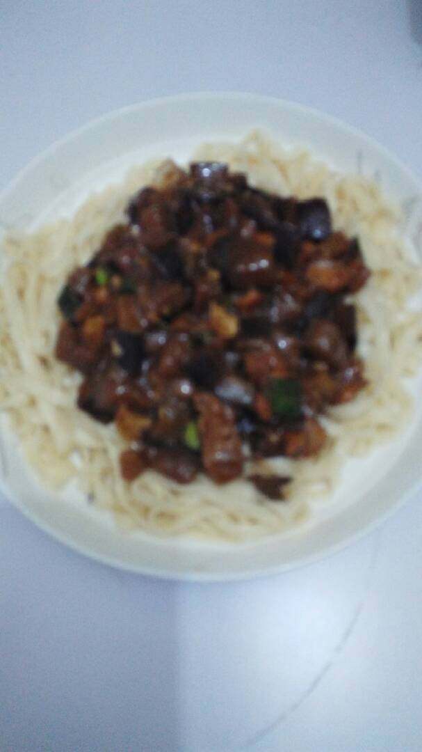 麻酱猪肉茄子凉麺,最后出锅捞出麺条装盘，然后倒入麻酱猪肉未茄子汁，即成0K。