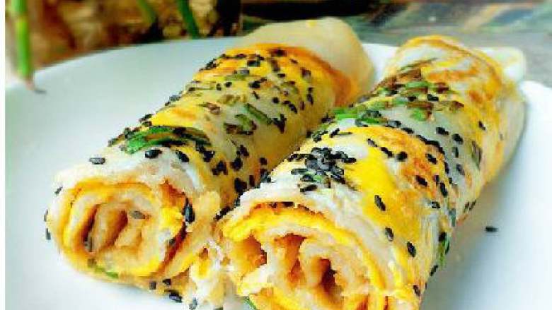 鸡蛋饼,借助筷子卷起即可（喜欢的可以加入生菜，火腿）