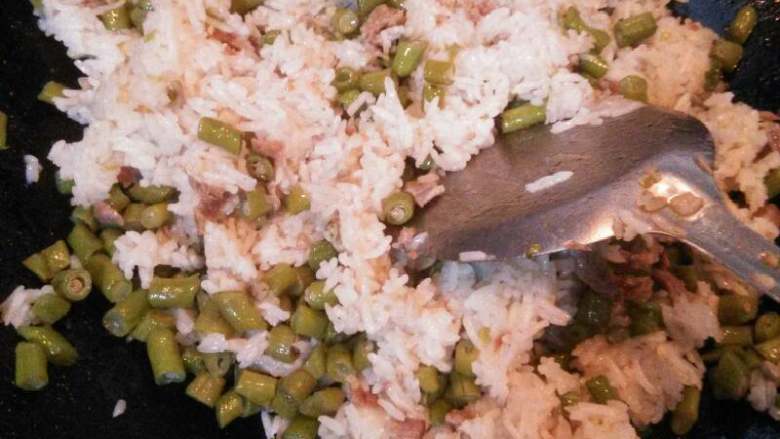豆角炒饭,再倒入豆角,加一点盐,把豆角炒至八成熟,最后放入煮熟的米饭炒均匀即可