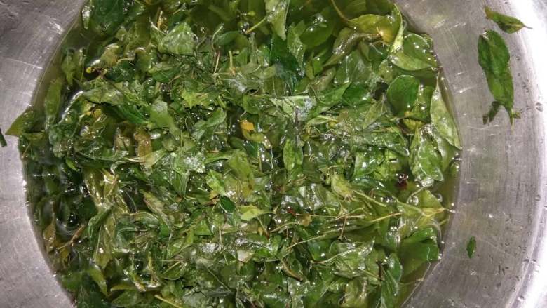 观音豆腐(家乡美食),用反复搅拌,挤压,搓揉至粘稠度,用过滤网纱布进行绞尽汁水。
