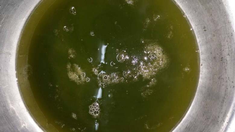 观音豆腐(家乡美食),过滤绞汁,残渣用适量开水再泡搓揉绞汁过滤。。